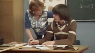 Taksojuht keppib vana naist autos tagadiivanil.