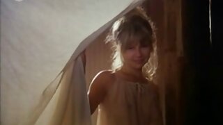 Blond ema Karen Summers imeb riista ja kepib mehega diivanil.